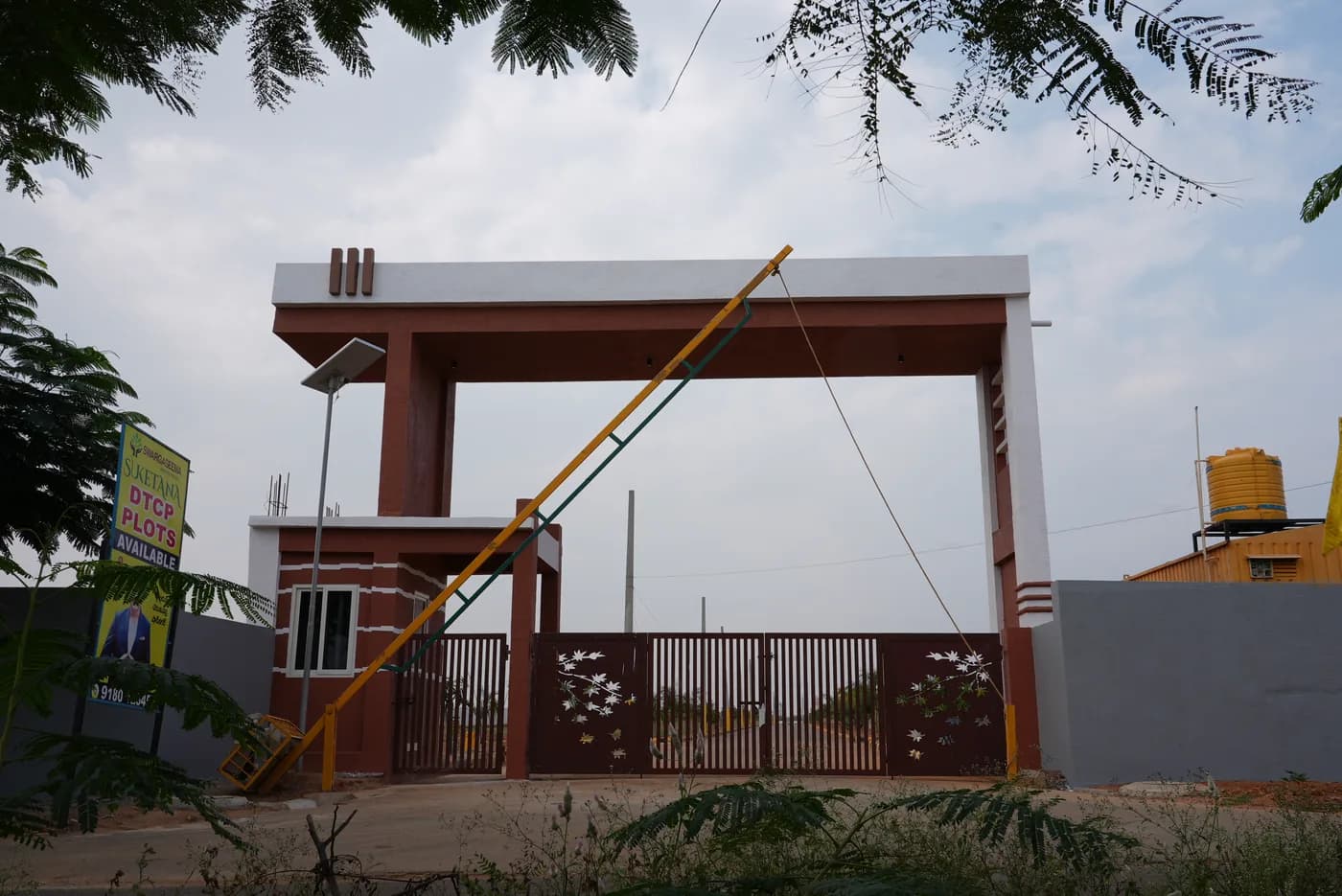 Entrance gate